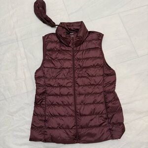Uniqlo Burgundy Packable Puffer Vest Size Small